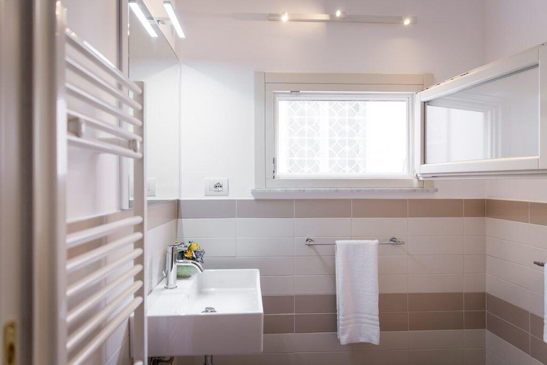 Bathroom 3, Palazzo Montalbano, Ragusa