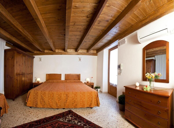Public Area 3, Camere Di Ulisse, Trapani