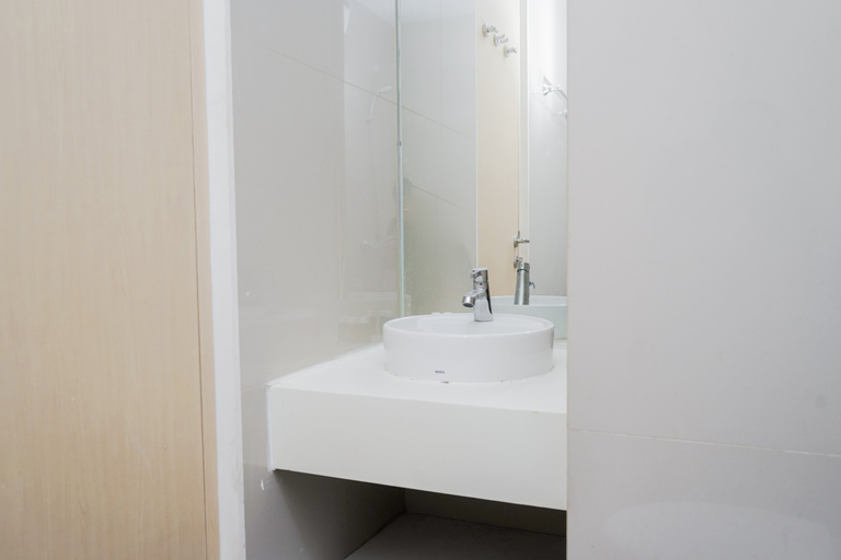 Bathroom 5, Clean and Tidy Studio Room at Tree Park Apartment By Travelio, South Tangerang