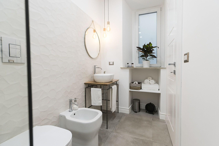 Bathroom 5, Bellini Suite, Napoli