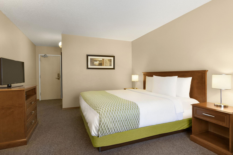 Bedroom 3, Colonial Square Inn & Suites Saskatoon, Division No. 11