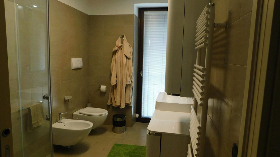 Bathroom 5, Garden Apartment, Verona