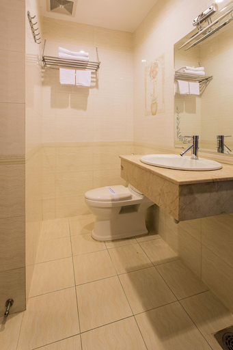 Bathroom 4, Lucky Star Hotel 266 De Tham, Ho Chi Minh City