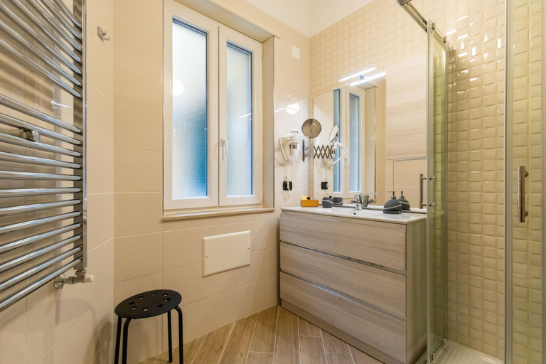 Bathroom 5, Napoli d'Amare, Napoli