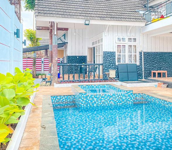 Villa Sindang Restu SR 11 with Private Pool 5BR - 30 Persons, Bogor