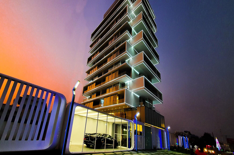Exterior & Views