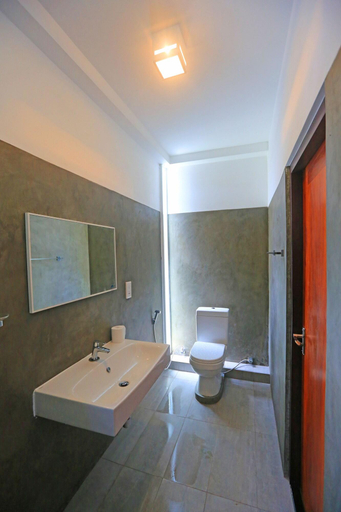 Bathroom 4, Arugambay Roccos, Pothuvil