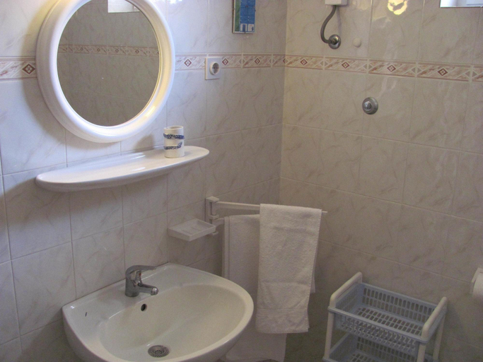 Bathroom 4, Villa PaPe, Okrug