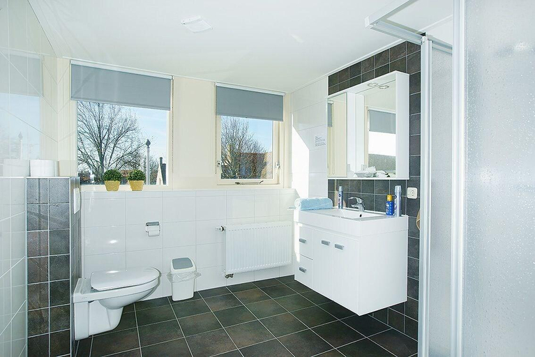Bathroom 5, Hotel de Klok, Ameland
