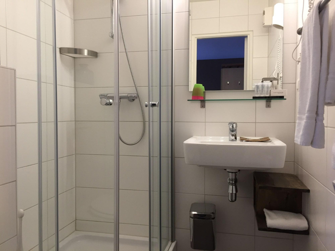 Bathroom 3, Hotel De Kroon Kaatsheuvel, Loon op Zand