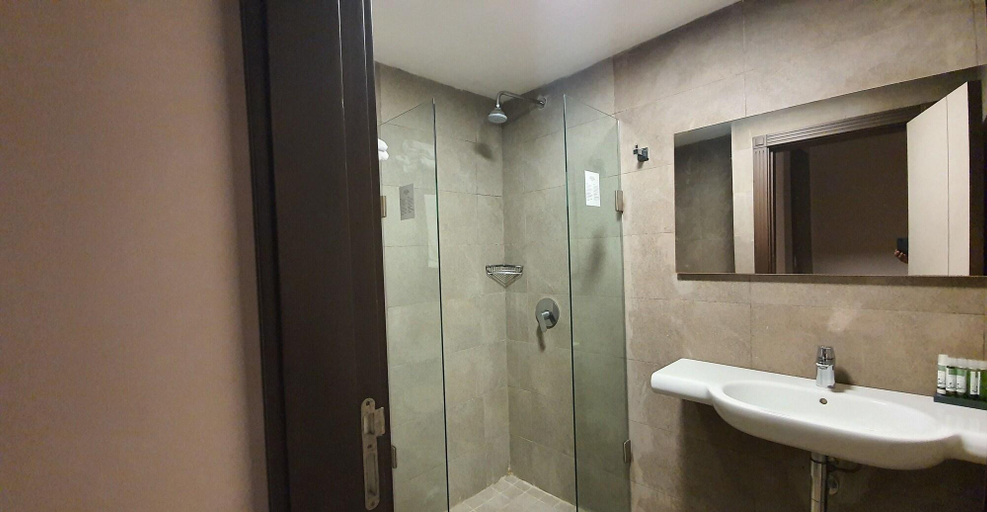 Bathroom 4, Grand Hotel Central, Conakry