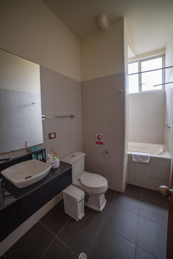 Bathroom 5, Hotel Albatross, Santa Cruz