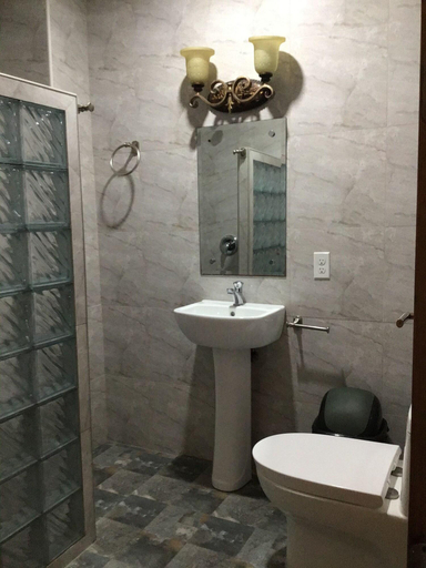 Bathroom 5, EM Royalle Hotel & Beach Resort, San Juan