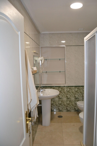 Bathroom 4, Hotel Villegas, León