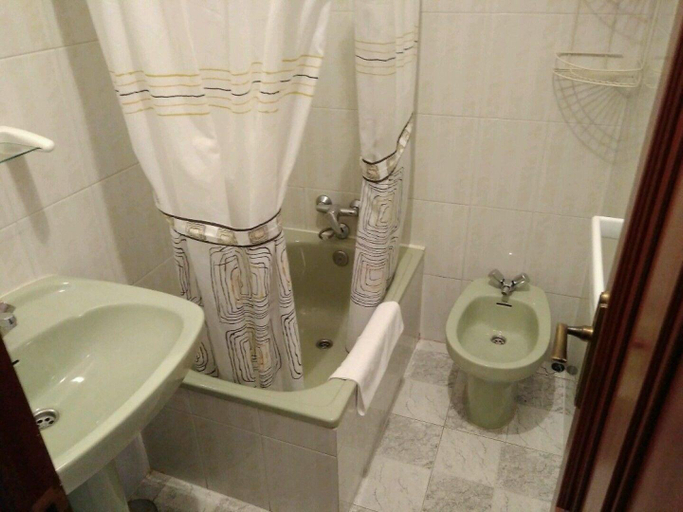 Bathroom 4, Hostal Mayo, Ourense
