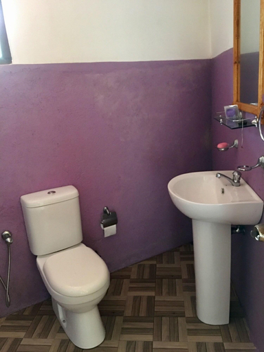Bathroom 3, Seasons Four, Matara Four Gravets