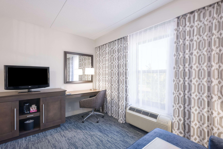 Bedroom 3, Hampton Inn Mt. Airy, Surry