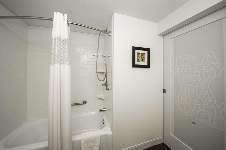 Bathroom 4, Hampton Inn by Hilton Philadelphia International Airport, Philadelphia