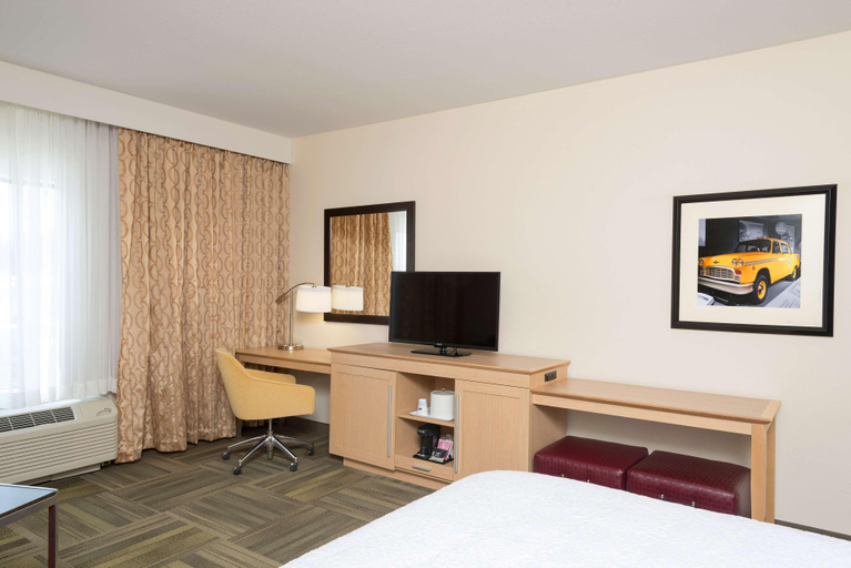Bedroom 3, Hampton Inn Kalamazoo, Kalamazoo