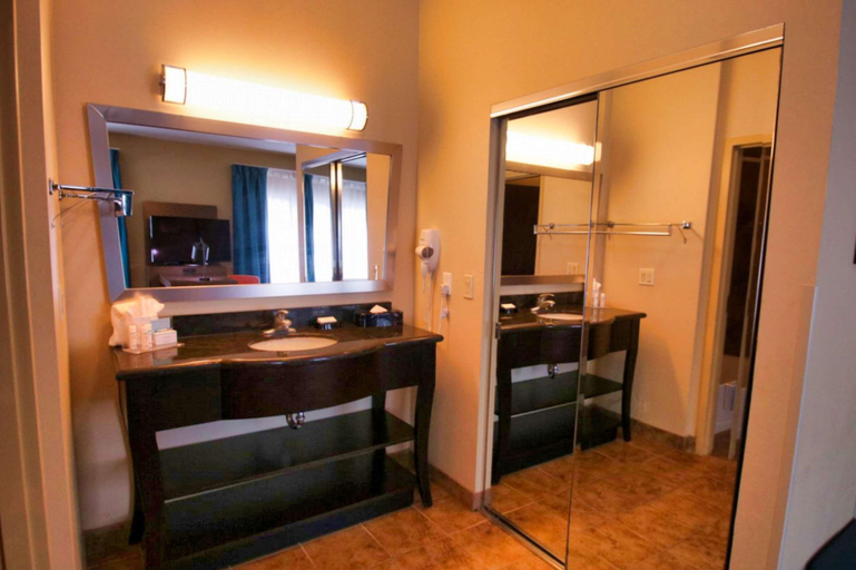 Bedroom 3, Hampton Inn & Suites Jacksonville Beach, Duval