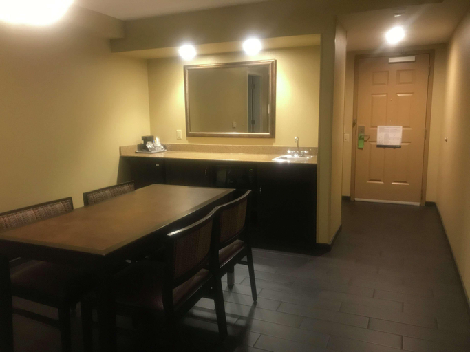 Bedroom 3, Hampton Inn & Suites Hershey Near The Park, Dauphin