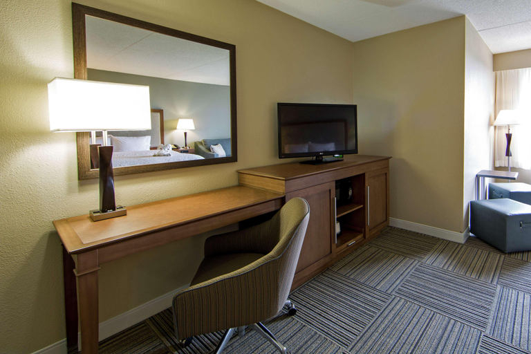 Bedroom 3, Hampton Inn by Hilton Philadelphia International Airport, Philadelphia