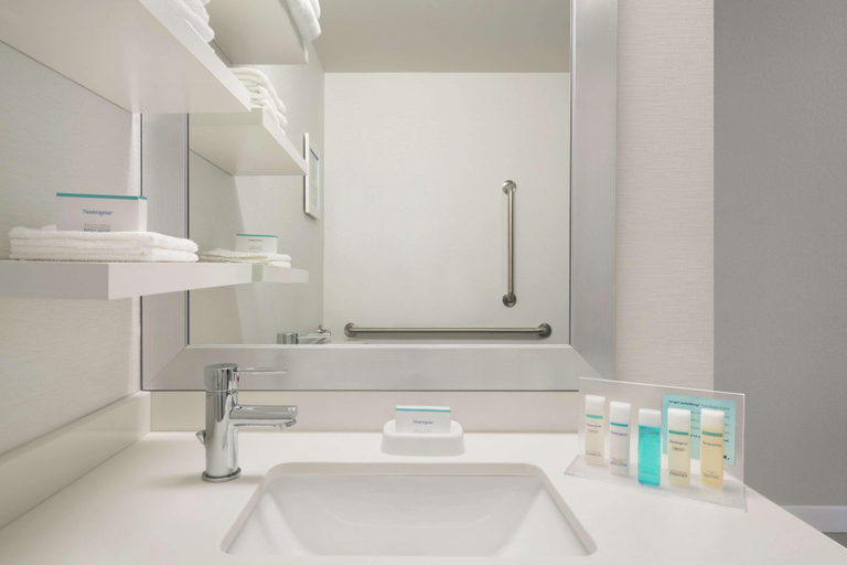 Bathroom 4, Hampton Inn Reading/Wyomissing, Berks