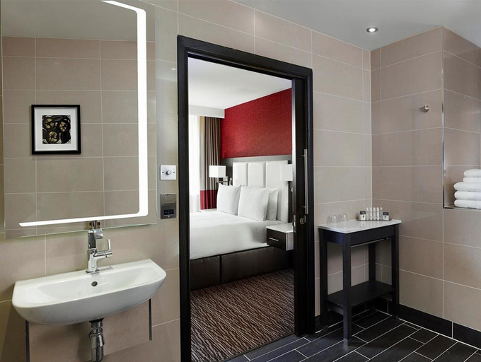 Bathroom 4, DoubleTree by Hilton Nottingham- Gateway, Nottingham