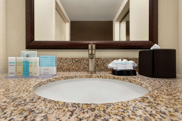 Bathroom 4, Hampton Inn & Suites Outer Banks/Corolla, Currituck