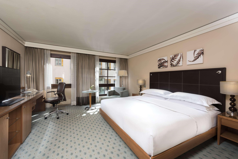 Bedroom 3, Hilton Dresden, Dresden