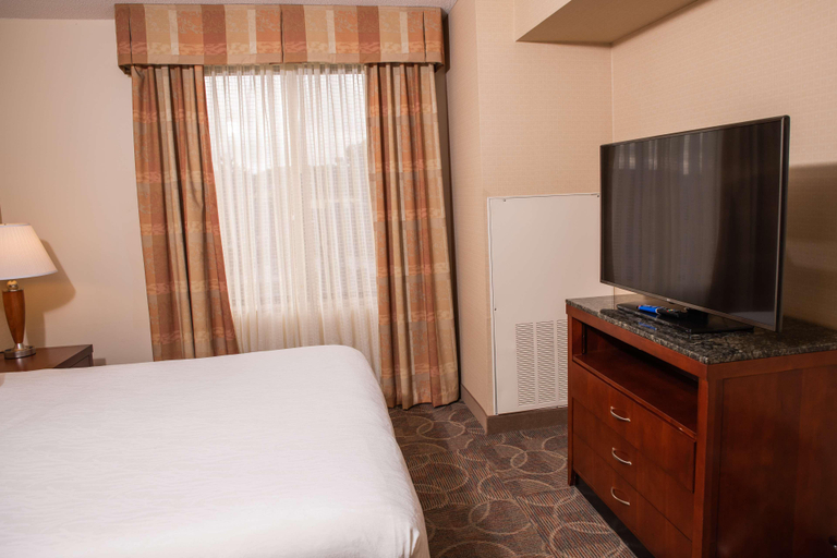 Bedroom 3, Hilton Garden Inn Erie, Erie