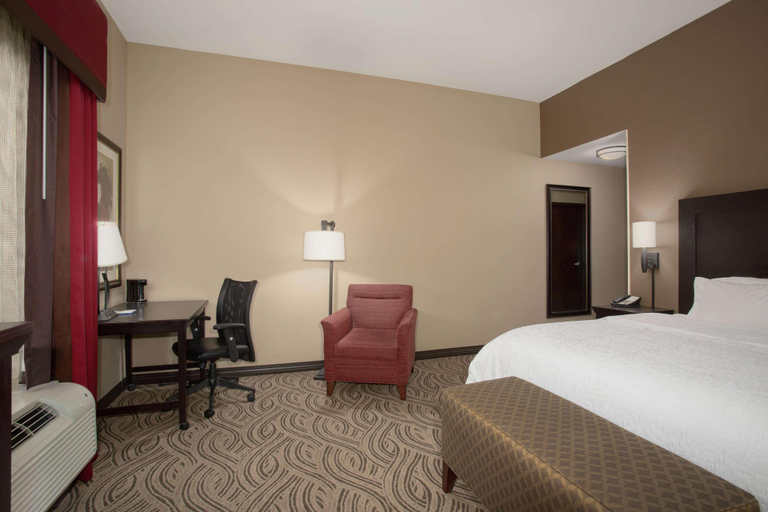 Bedroom 3, Hampton Inn & Suites I-35/Mulvane, Sumner