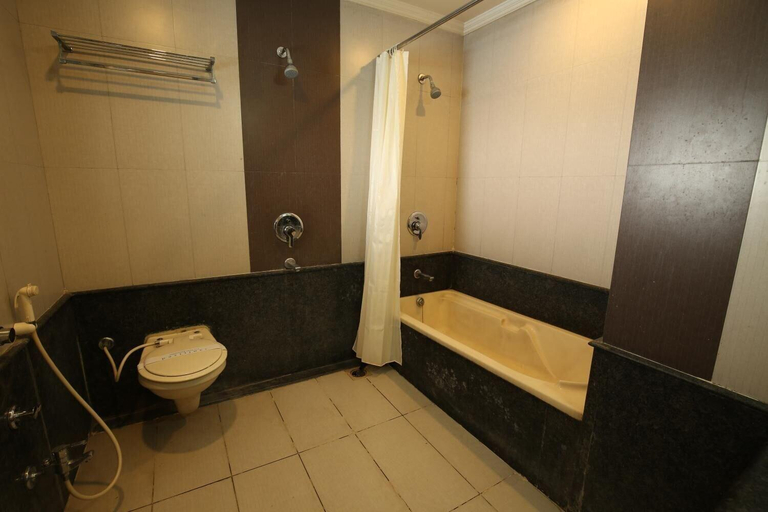 Bathroom 4, Hotel Kohinoor Square, Kolhapur