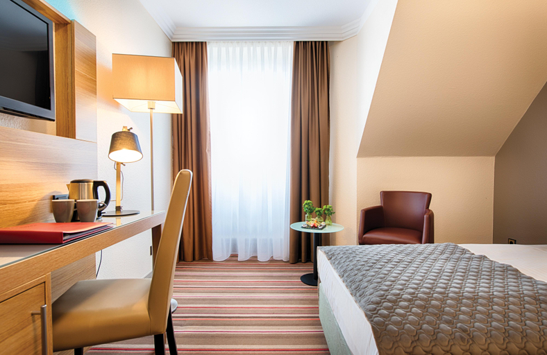 Bedroom 3, Leonardo Hotel Hamburg-Stillhorn, Hamburg