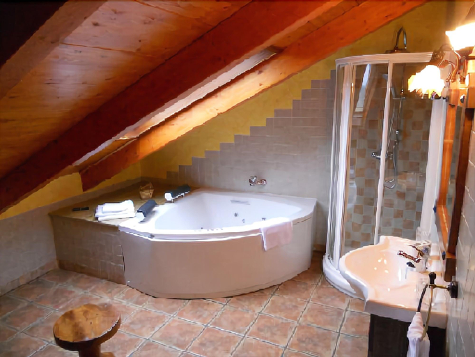 Bathroom 3, Los Reales, León