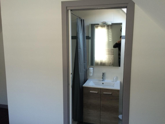 Bathroom 4, Auberge Le Cantou, Puy-de-Dôme