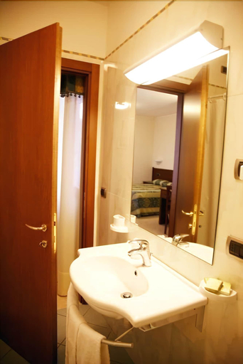 Bathroom 5, Hotel Tiziana, Siena