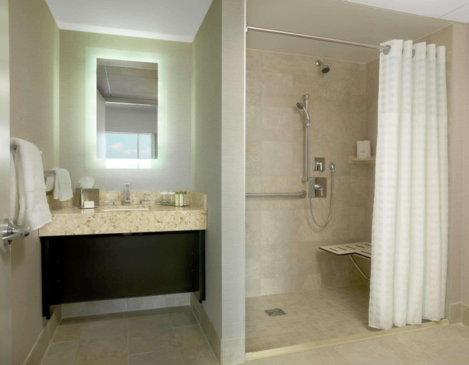 Bathroom 5, DoubleTree Cedar Rapids Convention Complex, Linn