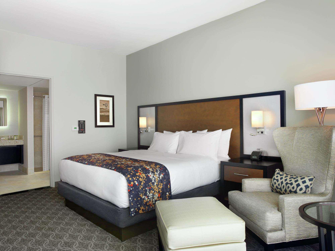 Bedroom 3, DoubleTree Cedar Rapids Convention Complex, Linn