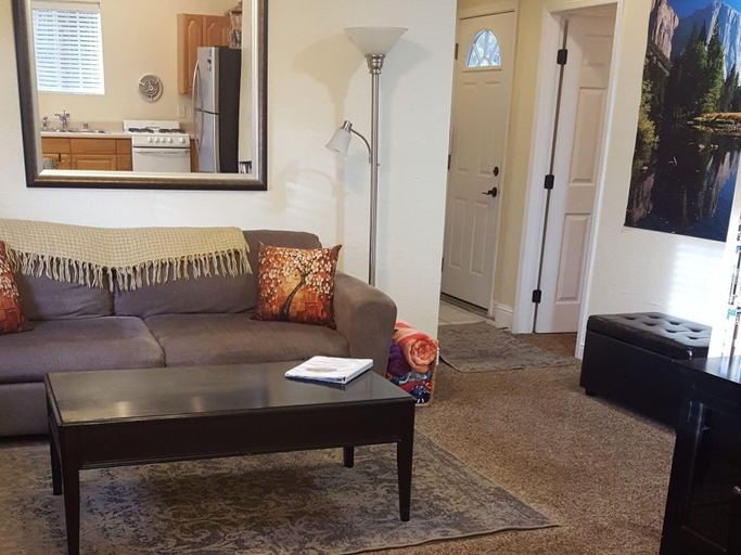 Public Area 2, Nature's Inn Bed and Breakfast, Madera