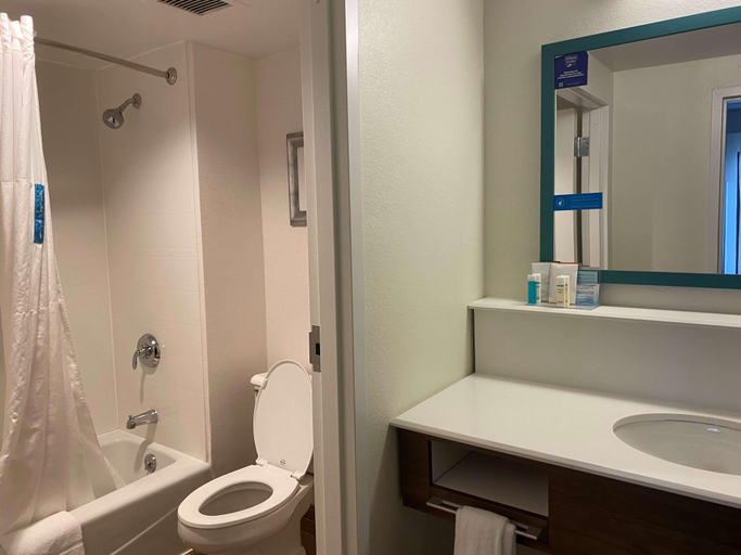 Bathroom 5, Hampton Inn Milford, New Haven