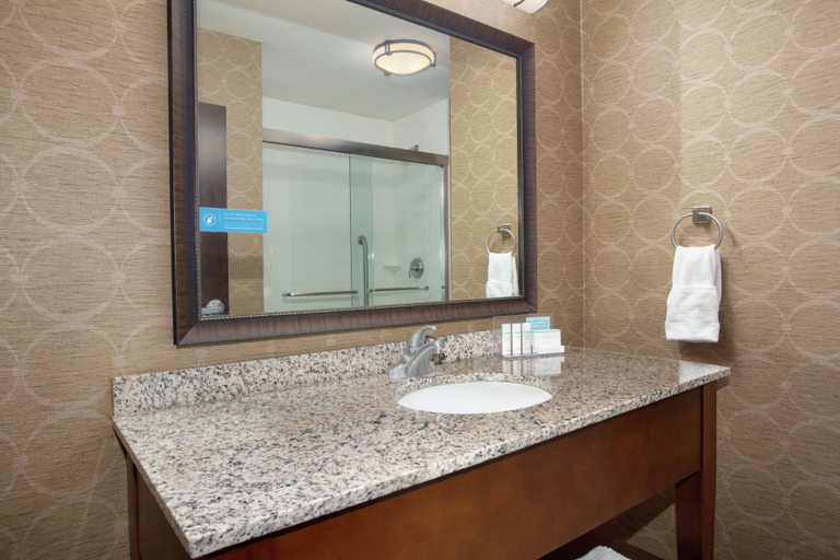 Bathroom 4, Hampton Inn & Suites I-35/Mulvane, Sumner