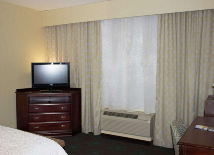 Bedroom 4, Hampton Inn Gallipolis, Gallia