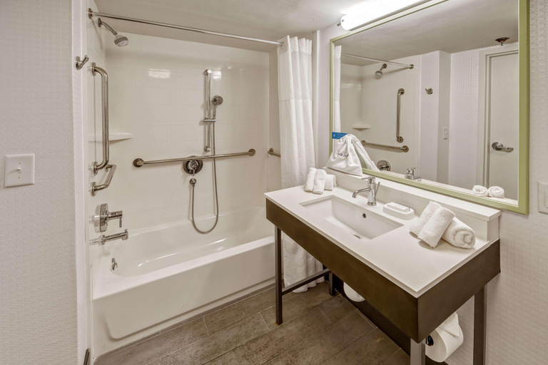 Bathroom 4, Hampton Inn Batesville, Panola