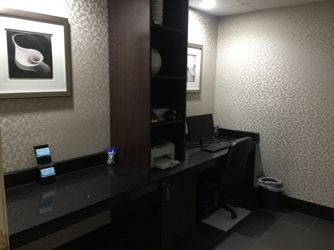 Bathroom 5, Hampton Inn Sanford, Lee