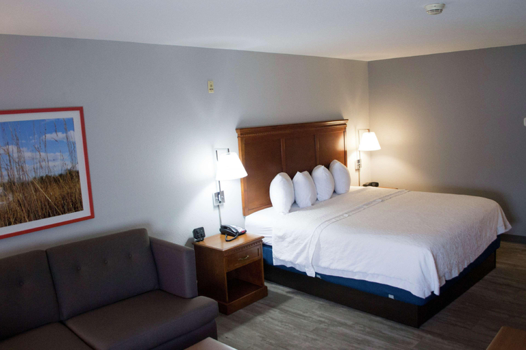 Bedroom 3, Hampton Inn Marion, IN, Grant