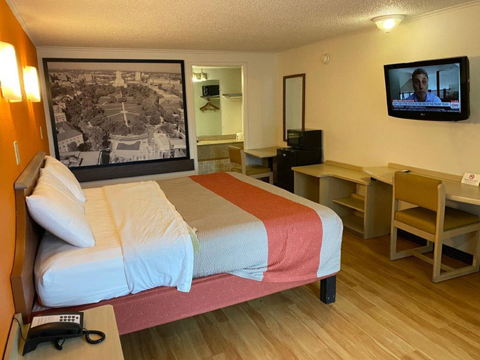 Bedroom 3, Fairbridge Inn Express London, Madison