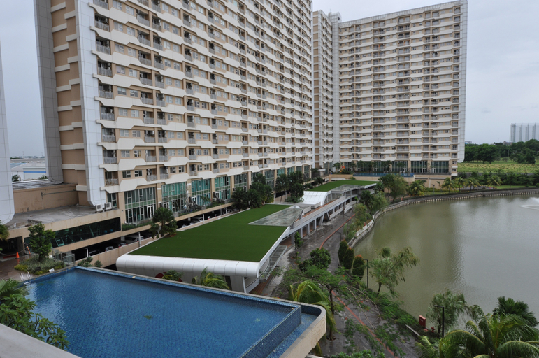 Sport & Beauty, Quiet 3BRs Trivium Terrace at corner, low level, pool and lake view, Cikarang