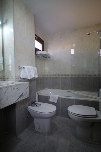 Bathroom 3, Posada del Camino Real, Madrid