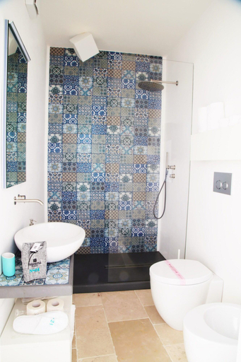 Bathroom 5, Santa Maria 24, Bari